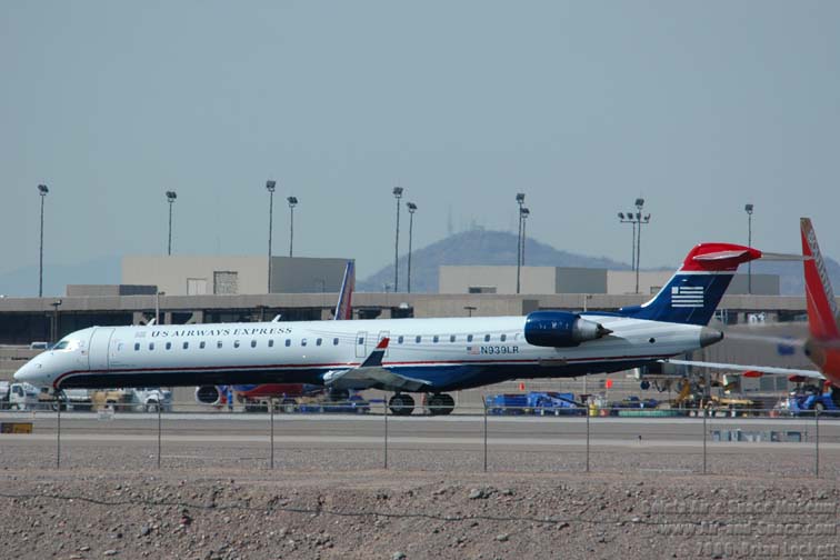 DSC_4651 CRJ-900 N939LR US Airways Express left rear taxiing l.jpg